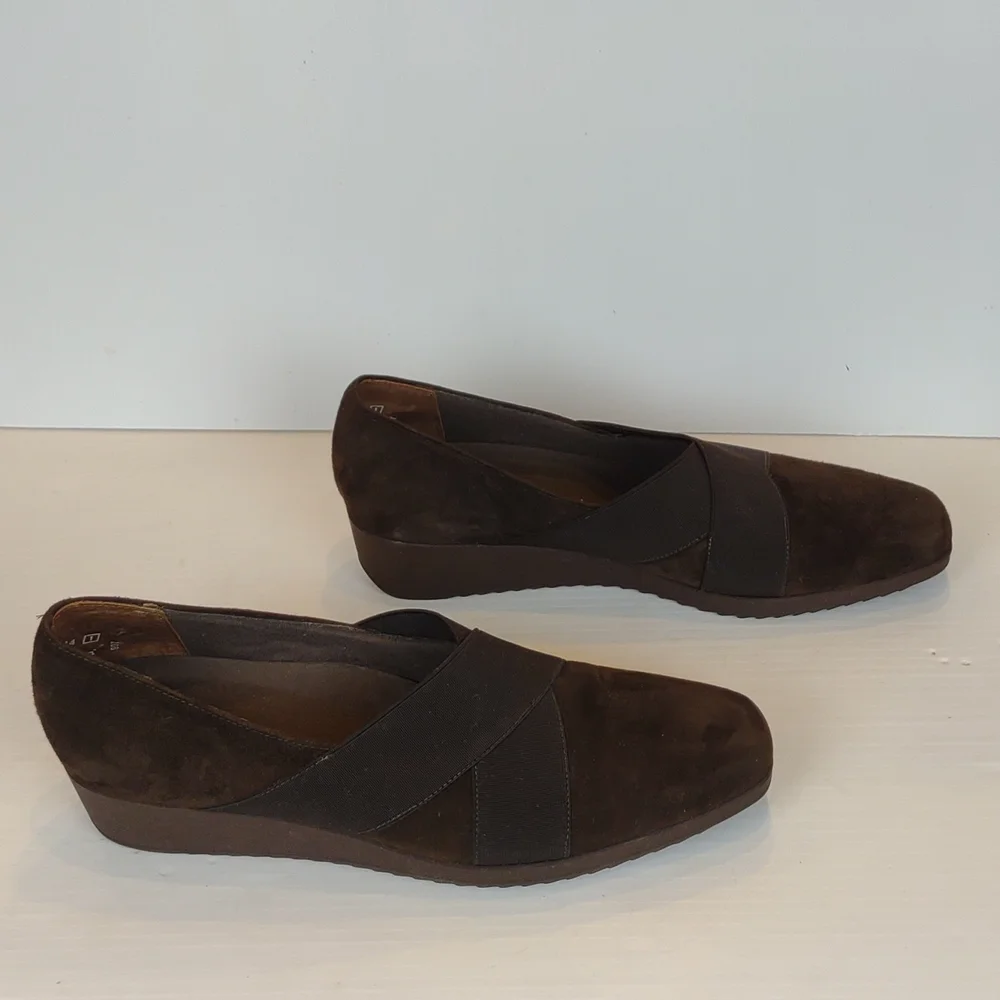 Munro American Zena Brwn Suede Slip-On Walking Wedge Black Elastic Crossing Gore